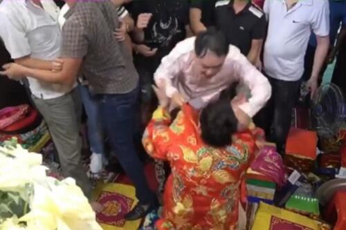 Tại Phủ Dầy, Nam Định: Thủ nhang quát nạt, xé áo cô đồng Tại Phủ Dầy, Nam Định: Thủ nhang quát nạt, xé áo cô đồng