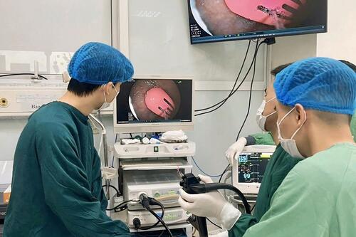 Gắp thành công kẹp tóc dài 5cm khỏi dạ dày bé gái 21 tháng tuổi Gắp thành công kẹp tóc dài 5cm khỏi dạ dày bé gái 21 tháng tuổi