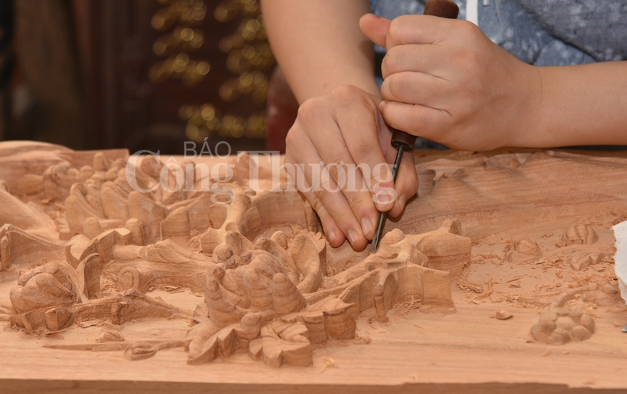 Độc đáo nghệ thuật điêu khắc tranh gỗ La Xuyên doc dao nghe thuat dieu khac tranh go la xuyen