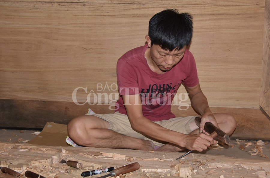 Độc đáo nghệ thuật điêu khắc tranh gỗ La Xuyên doc dao nghe thuat dieu khac tranh go la xuyen