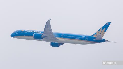 Thương vụ xuất ngoại giúp Vietnam Airlines thoát án huỷ niêm yết bắt buộc