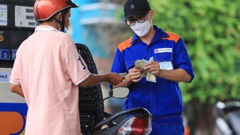 Giá xăng tiếp tục giảm, xuống dưới 20.000 đồng/lít