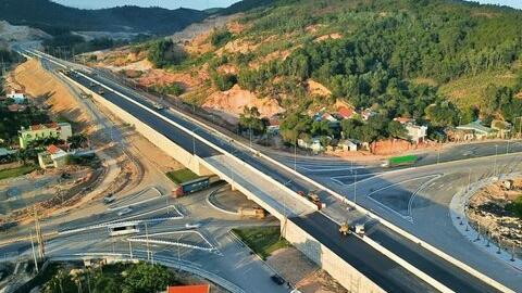 Nghiên cứu phương án mở rộng cao tốc Yên Bái - Lào Cai lên 4 làn xe