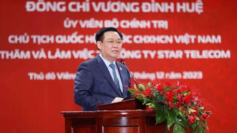 Chủ tịch Quốc hội Vương Đình Huệ thăm và làm việc tại liên doanh của Viettel tại Lào