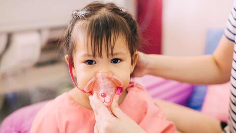 Trẻ bị bệnh hô hấp khi giao mùa có nên tự ý sử dụng kháng sinh?