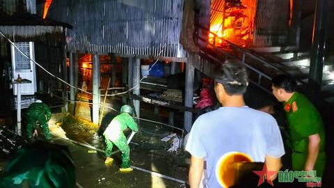 Bộ đội Biên phòng tỉnh Cà Mau tham gia chữa cháy giúp nhân dân