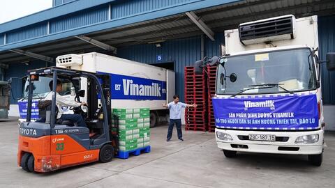 Vinamilk kịp thời hỗ trợ 550.000 sản phẩm thiết yếu cho người dân vùng bão lũ