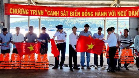 Cùng ngư dân Phú Yên gỡ “thẻ vàng” thủy sản