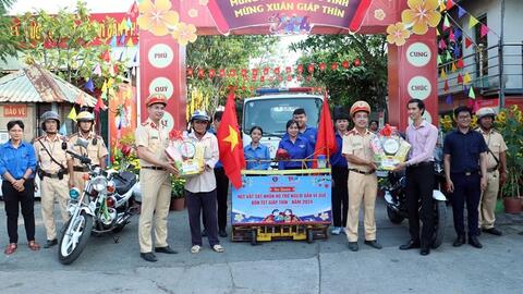 Hỗ trợ phương tiện về quê đón Tết Ất Tỵ 2025: Người lao động nằm trong tiêu chí nào được chọn?