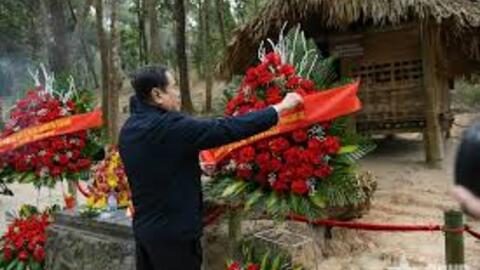 Chủ tịch Quốc hội Trần Thanh Mẫn dâng hương tưởng nhớ Chủ tịch Hồ Chí Minh và các tiền bối cách mạng