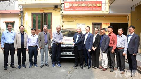 Hội hỗ trợ gia đình liệt sĩ Việt Nam tiếp nhận xe vận chuyển hài cốt liệt sĩ