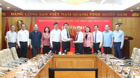 Trao quyết định của Ban Bí thư về điều động, phân công Phó bí thư chuyên trách Đảng ủy Mặt trận Tổ quốc, các đoàn thể Trung ương