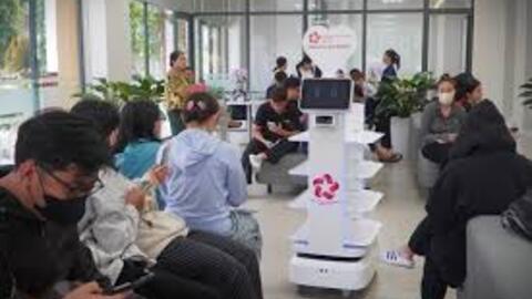 Robot hỗ trợ người dân làm thủ tục hành chính ngày đầu vận hành chính quyền 2 cấp ở TPHCM