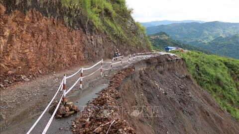 Mưa lớn kéo dài, nhiều tuyến đường ở Lai Châu sạt lở nghiêm trọng