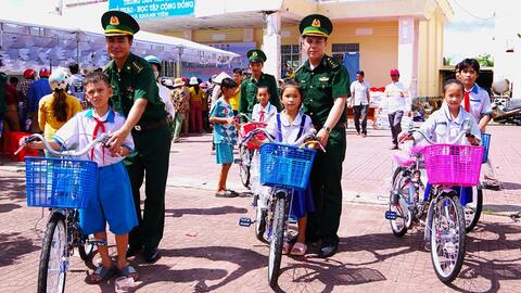 Bộ đội Biên phòng tỉnh Cà Mau thắt chặt tình quân dân nơi biên giới