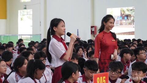 Một trường học ở Đắk Lắk đưa hơn 2.000 học sinh đi xem phim "Mưa đỏ"