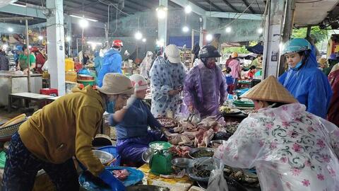 Đà Nẵng: Người dân đội mưa đi chợ từ sớm mua thực phẩm dự trữ, ứng phó trước bão