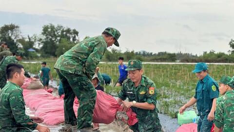 An Giang: Bộ đội Biên phòng khẩn trương giúp dân đắp đê bao chống lũ