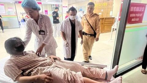 Cảnh sát giao thông Hà Nội kịp thời đưa người bị nạn đi cấp cứu