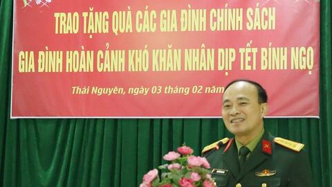 Nhà xuất bản Quân đội nhân dân trao quà Tết tặng đồng bào vùng căn cứ cách mạng