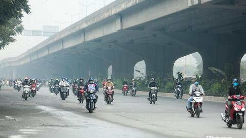 Giao thông Hà Nội thông thoáng trong ngày người dân đi làm trở lại