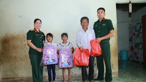 Hai vợ chồng già và ba đứa cháu mồ côi