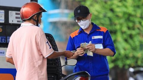 Giá xăng tiếp tục giảm, xuống dưới 20.000 đồng/lít