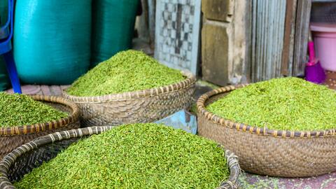 Hà Nội: Người dân làng Mễ Trì tất bật vào vụ cốm lớn nhất trong năm