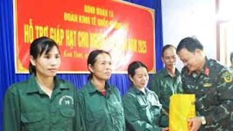 Đoàn Kinh tế - Quốc phòng 78 trao 1.200 suất quà tặng người lao động và nhân dân trên địa bàn
