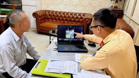 Hà Nội: Xác minh xử lý tài xế xe ô tô khách quay đầu xe ở đầu cầu Thăng Long