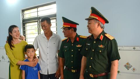 Trung đoàn Kinh tế - Quốc phòng 710 khánh thành, bàn giao 21 căn nhà tặng người lao động và nhân dân