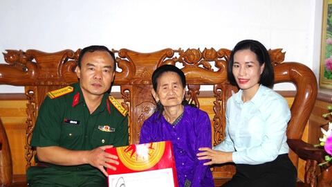 Bộ CHQS tỉnh Tuyên Quang thăm, tặng quà Mẹ Việt Nam anh hùng Tình Thị Lộc