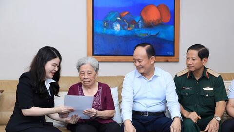 Hà Nội: Thăm, tặng quà gia đình người có công trên địa bàn phường Hai Bà Trưng