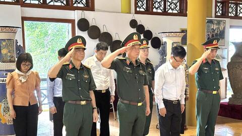 Đoàn công tác Quân ủy Trung ương, Bộ Quốc phòng tri ân các anh hùng liệt sĩ tại Điện Biên