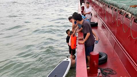 Hà Tĩnh: Cứu hai bố con bị sóng cuốn trôi khi đi tắm biển