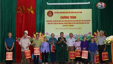Bộ Tổng Tham mưu: Khám bệnh, cấp thuốc miễn phí, tặng quà gia đình chính sách tại Thái Nguyên