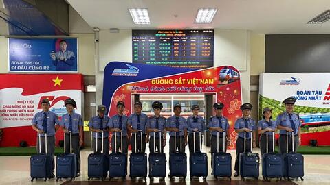 Nhân viên đường sắt trả lại tài sản bỏ quên cho hành khách