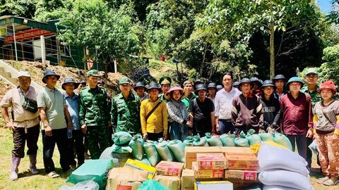 Nghệ An: Hỗ trợ nhân dân cụm bản biên giới của Lào nhu yếu phẩm cần thiết
