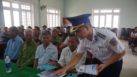 Vùng Cảnh sát biển 2 phát động thi đua chống khai thác hải sản IUU