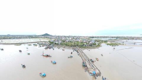 Hà Tĩnh: Ngư dân đỏ mắt nhìn tàu thuyền bị sóng đánh chìm