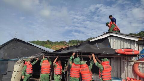 Đồn Biên phòng Thổ Châu giúp dân ứng phó bão số 5
