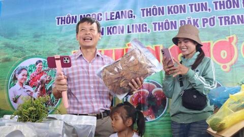 Đưa Nghị quyết vào cuộc sống: Chuyện lãnh đạo xã lên sóng livestream