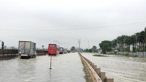 Thanh Hóa: Quốc lộ 1A nhiều đoạn ngập sâu, xe máy 'quá giang' xe tải để vượt qua