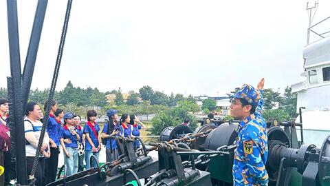 Lữ đoàn 125 tổ chức tham quan, tuyên truyền biển đảo cho sinh viên