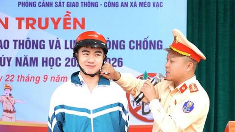 Cảnh sát giao thông tỉnh Tuyên Quang tuyên truyền kỹ năng an toàn giao thông cho học sinh
