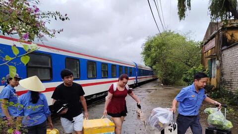 Đường sắt Bắc-Nam bị chia cắt do mưa lũ, chuyển tải hành khách bằng đường bộ