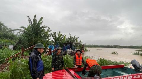 Hỗ trợ nhân dân tại xã Minh Châu, TP Hà Nội chống lũ