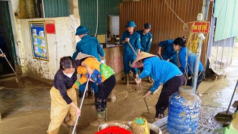 Nghệ An: Bộ đội giúp dân sửa chữa nhà cửa, vệ sinh trường lớp sau bão