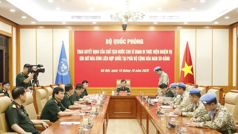 Trao quyết định của Chủ tịch nước cho sĩ quan thực hiện nhiệm vụ gìn giữ hòa bình Liên hợp quốc