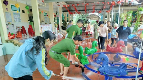 Thành phố Huế: Hàng trăm cán bộ, chiến sỹ giúp dân khắc phục mưa lũ